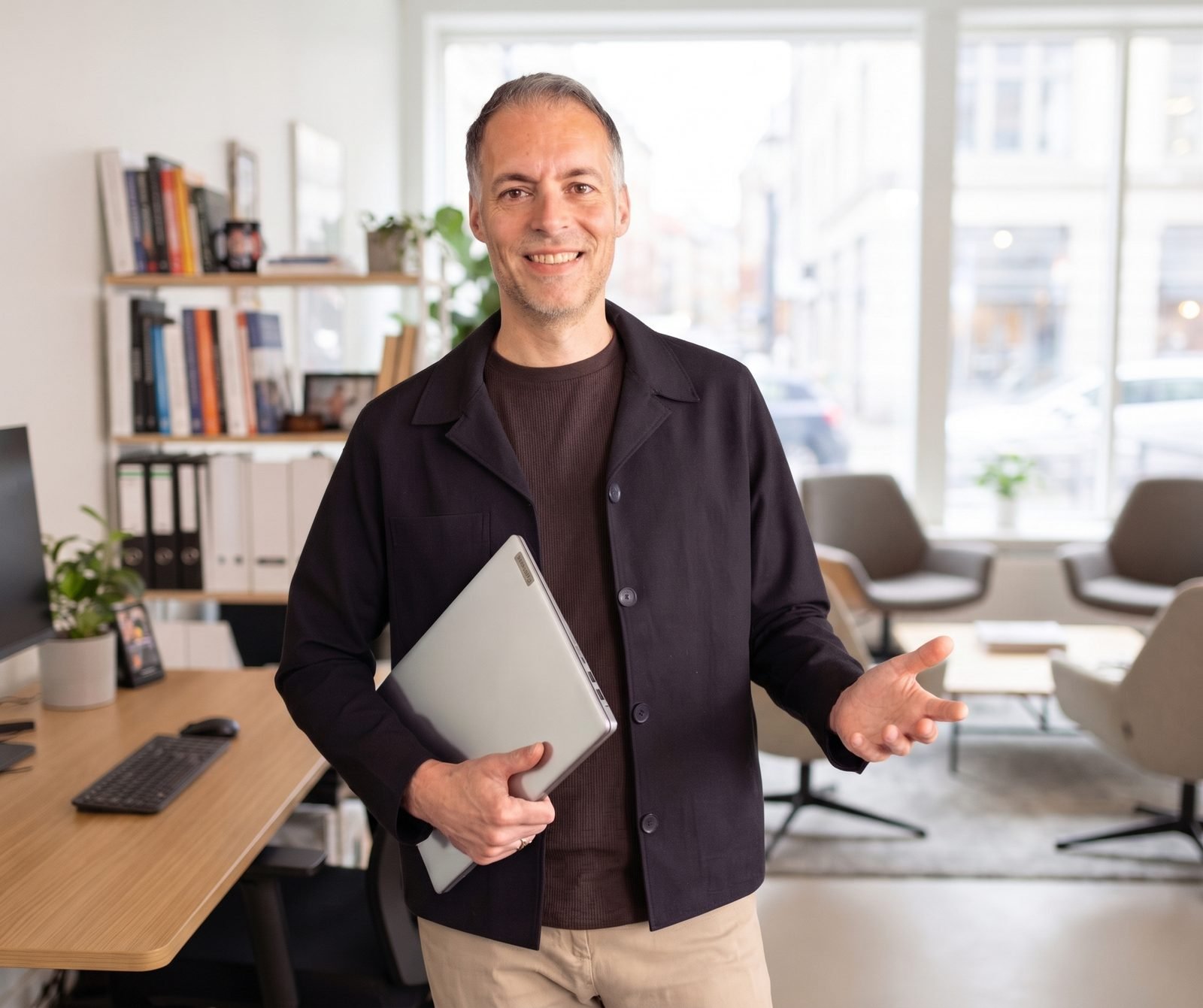 Jacob Jelle Holwerda op kantoor